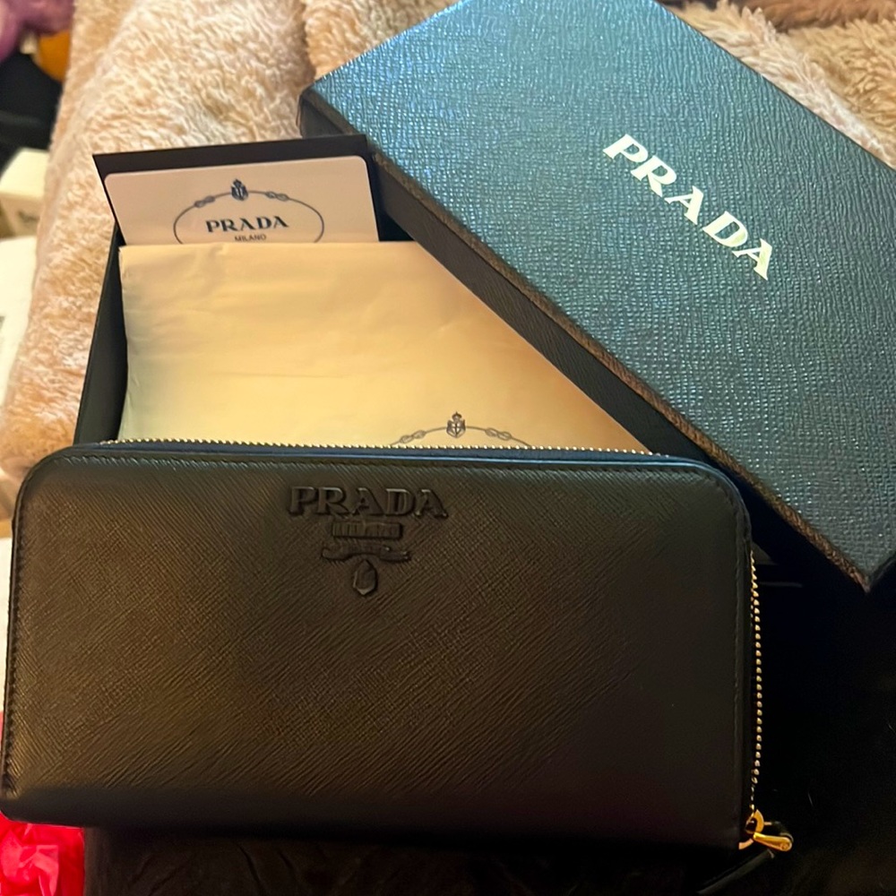 Beautiful black on black leather Prada wallet - Picture 2 of 7